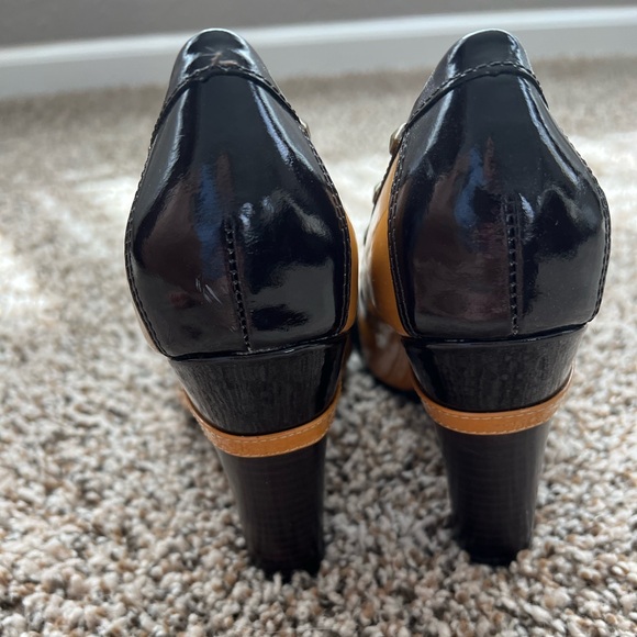 Mustard color pumps - Picture 3 of 3